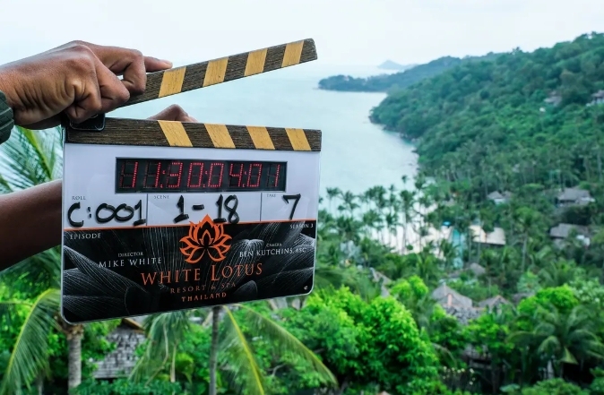 《白莲花度假村》回归，四季酒店成了最大赢家？