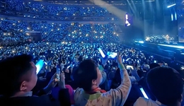 这届老年人，接替中产疯狂花钱