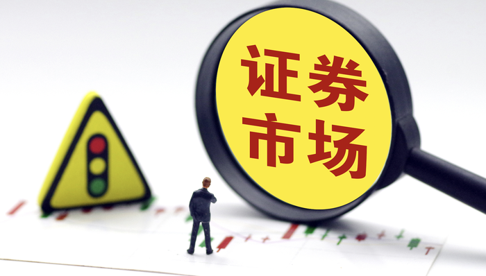 香港艺人黄百鸣被指控进行内幕交易，获准缴20万港元保释