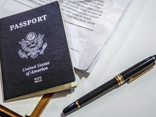 25万人排队买特朗普“金卡”，美智库警告投资者或成“冤大头”