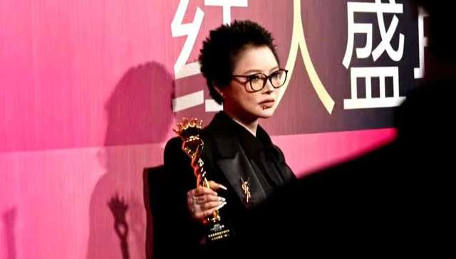 争议与风险并存：网红“顾茜茜”被禁言，曾自曝日收入30万“都是辛苦钱”