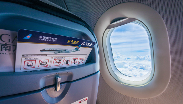 乘客被废弃针头扎出血、陷入抑郁，向南航索赔13万