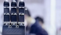 机器人拿起“六格神装”，人类重走“石器时代”？