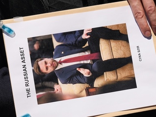 万斯一家假期之旅遭遇示威，亲乌克兰民众高喊“滚去俄罗斯滑雪”