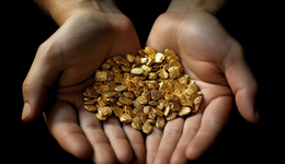 每克比周大福低200元，工费卷至5元，年轻人在黄金直播间“抗通胀”