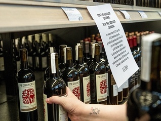 停售美国酒、禁止美企参与竞标，加拿大报复开始