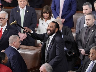 在特朗普演讲时抗议后被赶出国会，议员格林是啥来头？