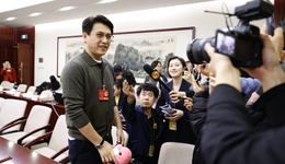 靳東回應(yīng)“真假靳東”：觀眾被AI換臉騙得很慘，希望建立更好規(guī)則 | 兩會(huì)·最希望