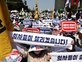 僵持13个月后韩国政府终于妥协，取消医学院扩招计划