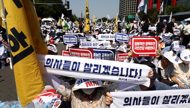 僵持13个月后韩国政府终于妥协，取消医学院扩招计划