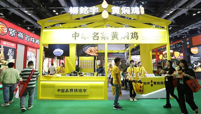 杨铭宇黄焖鸡被曝光剩菜回收再卖，公司回应：涉事加盟店即刻停业、永久关店