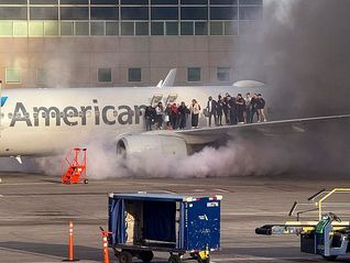 美国航空一架波音客机在丹佛国际机场迫降后起火，所有乘客被紧急疏散