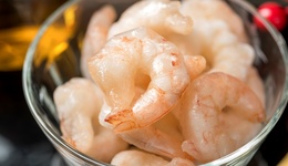 315晚会曝光“保水虾仁”，1斤解冻剩3两，磷酸盐含量超标145%丨3·15特别报道