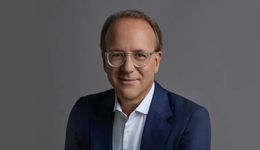 转折中的雅诗兰黛：新CEO刀刃向内，创始家族让路