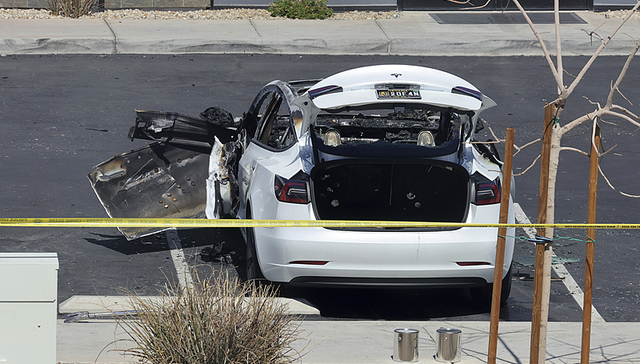 美国多辆特斯拉汽车遭纵火，马斯克回应：疯狂且极其错误