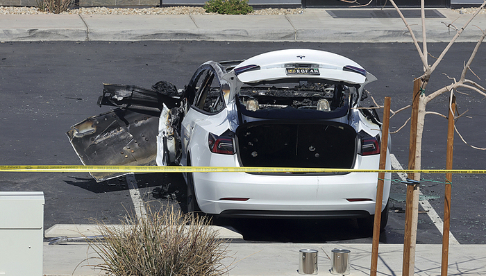 美国多辆特斯拉汽车遭纵火，马斯克回应：疯狂且极其错误