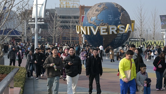 北京环球影城“卓别林”扮演者被曝多次性骚扰游客，园方回应：已暂停其工作