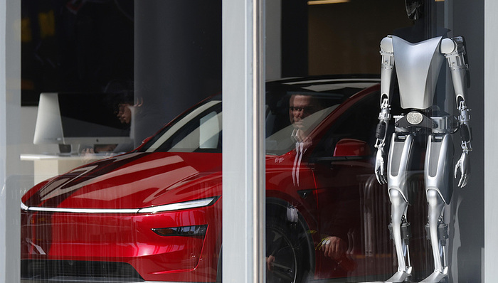 特斯拉人形机器人“擎天柱”今年将试生产，2026年目标5万台