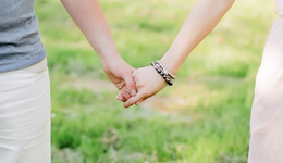 “擦边”营销、诱导消费，赛博恋爱是门好生意吗？