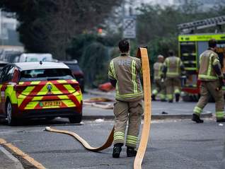 英国希思罗机场因变电站起火暂时关闭，全球航班时刻表被打乱