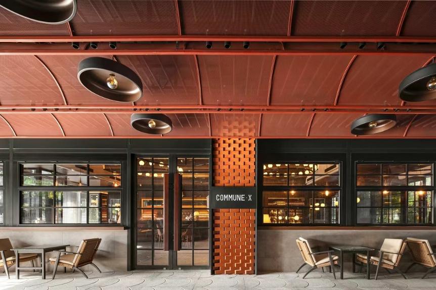 图片包含 建筑, 桌子, 室内, 椅子AI 生成的内容可能不正确。