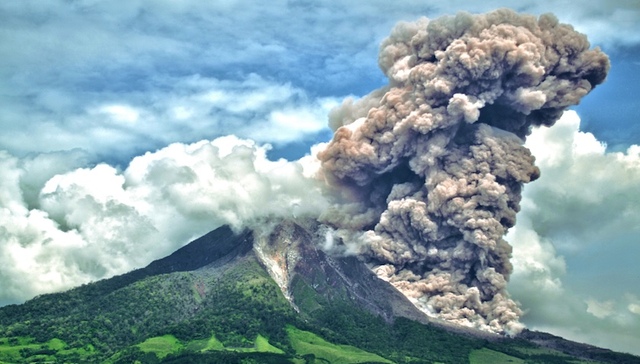 印尼东部火山喷发灰柱高达8000米，十多个国际航班受影响
