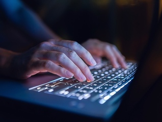 大量掌握敏感信息的联邦雇员被裁，或反噬美国