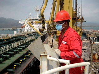 特朗普要向委内瑞拉石油买家收“次级关税”，国际油价应声上涨