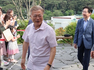 “青瓦台魔咒”难逃？韩国前总统文在寅父女被指涉嫌受贿