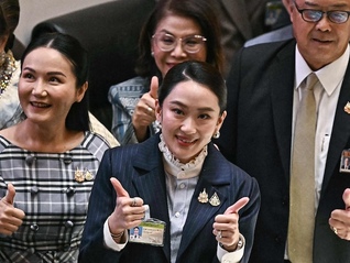泰国总理佩通坦挺过不信任动议投票，反对党指控其父他信“摄政”