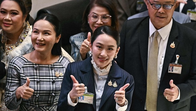 泰国总理佩通坦挺过不信任动议投票，反对党指控其父他信“摄政”