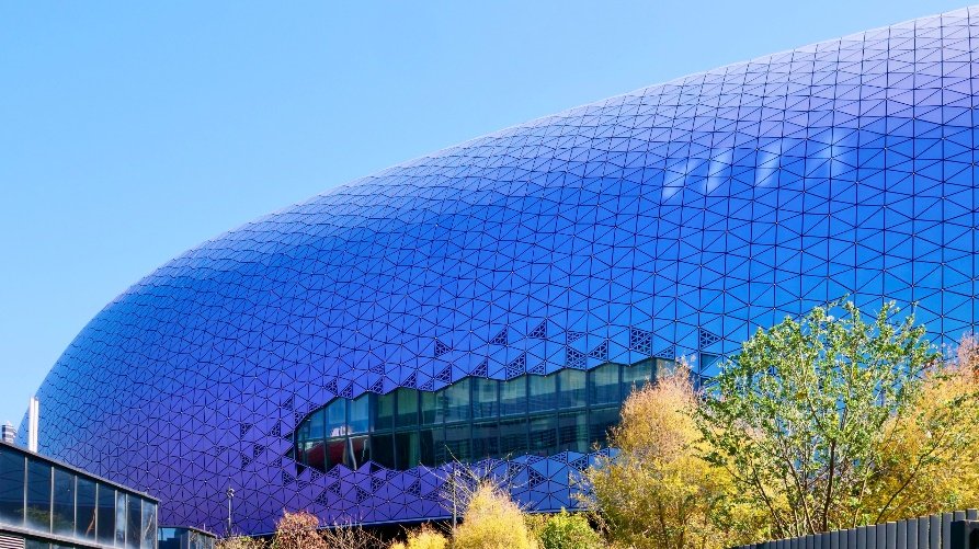 蓝色的天空和建筑AI 生成的内容可能不正确。