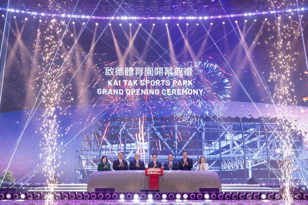 城市的夜景AI 生成的内容可能不正确。