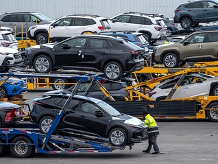 特朗普宣布对进口汽车和关键零部件征25%关税，加拿大誓言报复