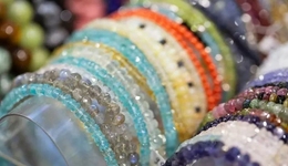 明星抢着带货，一年大赚400亿：疯狂的水晶生意，暴利下的危与机