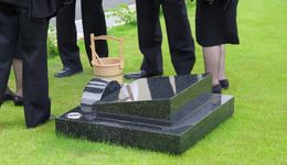 “墓”后高人们，悄悄赚日本人1000亿日元