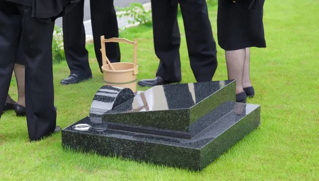 “墓”后高人们，悄悄赚日本人1000亿日元