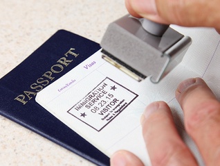 对外国人加码审查，美国暂停处理部分绿卡申请