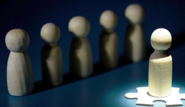 小鹿妈妈的双面镜：从 “教会国人用牙线” 到 “坐牢式上班”