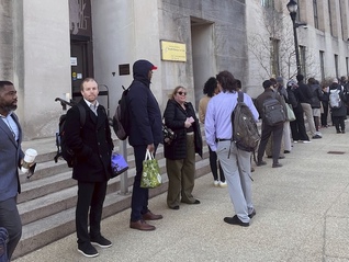 美国卫生部大裁员正式启动，大量科学家流失、研究项目被砍