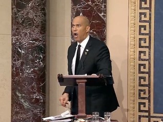 25个小时连续站着怒喷特朗普，议员布克是啥来头？