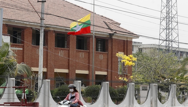 为加快地震救援和重建，缅甸军方宣布临时停火10天