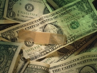 白宫突然调整关税政策，是为了“救美债”？