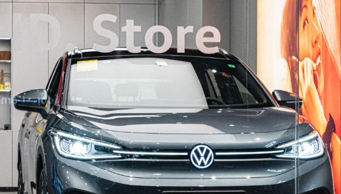 大众汽车火速提价应对美25%关税，多家车企正考虑跟进