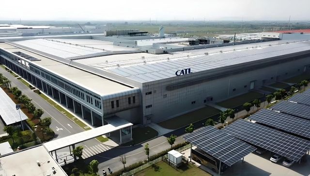 曾毓群走向台前，宁德时代用换电“硬刚”闪充