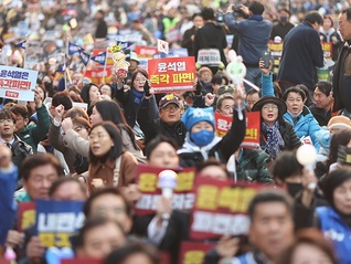 韩国将迎关键一天：9万人抢旁听位、尹锡悦缺席弹劾案宣判