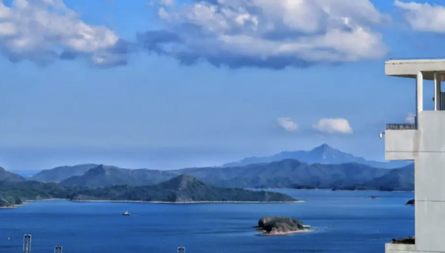 亡父坟前抽卡，亡母骨灰镶钻，年轻人决定告别“墓碑”