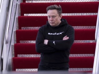 特朗普关税引发富豪身家大缩水，马斯克罕见抨击白宫贸易顾问