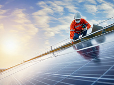 美国高举“关税大棒”，中国光伏企业如何应对？