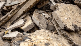 地方新聞精選 | 泉州民宅屋頂塌陷被困7人全救出 格爾木一雪豹疑遭車輛撞擊死亡